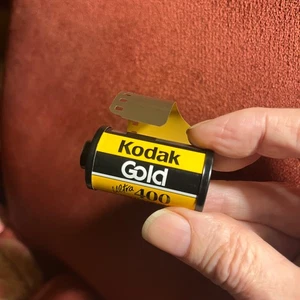 EXPIRED 35MM QTY 1 KODAK GOLD ULTRA FILM  ISO 36 EXPOSURES EXPIRED UNKNOWN DATE - Picture 1 of 3