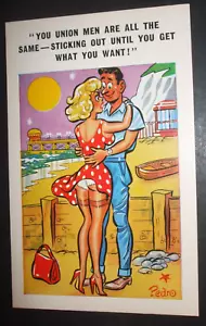 SAUCY Comic UPSKIRT HÖSCHEN STRÜMPFE NYLONS GEWERKSCHAFT MÄNNER DURCHSTECHENDER HUMOR - Bild 1 von 1
