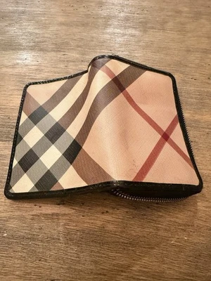 Cartera Burberry Nova a cuadros con cremallera alrededor Foto 1 de 4