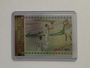 2021-22 NBA Hoops Trae Young Holo Lights Camera Action Insert Atlanta Hawks - Bild 1 von 2