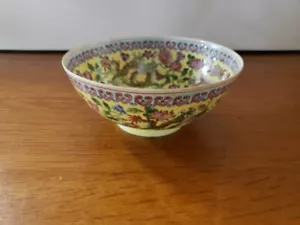 Cuenco de porcelana con motivo de 9 dragones de porcelana con cáscara de huevo amarillo familia china de finales del siglo XIX - Imagen 1 de 7