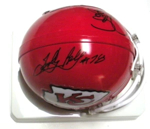 MINI CASCO BOBBY BELL, ART STILL, ED PODOLAK KANSAS CITY CHIEFS CON CERTIFICADO DE AUTENTICIDAD FIRMADO - Imagen 1 de 3
