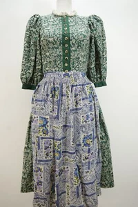 Dirndl Sportalm Jagdszenen grün hochgeschlossen Spitze Puffärmel Schürze Gr.34 - Bild 1 von 7