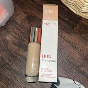 Clarins Everlasting Long Wearing & Hydrating Matte Foundation - # 110N Honey - Picture 1 of 1