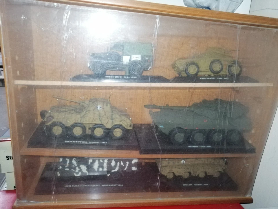 Teca Edicola Con Modelli Usati carri armati. Tolti solo dalla scatola.  - Immagine 1 di 1