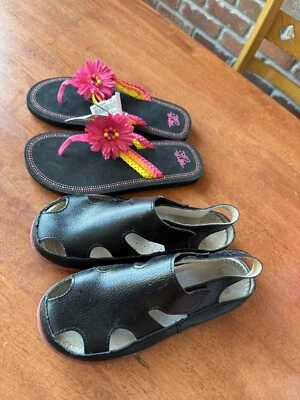 LOT Kids Girls Fisherman Sandals And Flip flops Black Flowers Leather sz 3 & 4/5 - Image 1 of 4