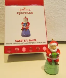 Riverniciato Hallmark VERDE Gumdrop DOLCE Li'l SANTA Local Club 2017 ornamento - Foto 1 di 5