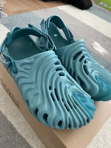 NEU Crocs Pollex Clog von Salehe Bembury Größe M 10 / W 12 Türkis Tonic - Bild 1 von 11