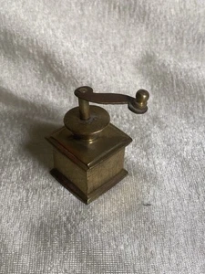 Vintage massive Messing Miniatur alte timey Kaffeemühle Figur Made in India - Bild 1 von 3