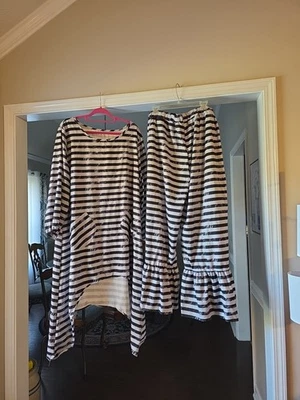 Unbranded 2 Piece 4x Ruffled Grey And Black Wide Leg Pants Suit - Image 1 of 3