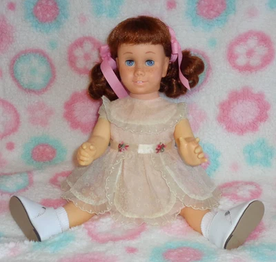 Muñeca Mattel 1963 Chatty Cathy #5 ~ coletas AUBURN ~ juego de vestidos VISITA DOMINICAL LIMPIO Foto 1 de 4