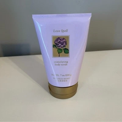 Exfoliante corporal estimulante Victoria’s Secret Garden Love Spell 7 oz Foto 1 de 4
