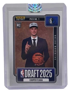 2025-26 Panini Instant #NBADN-1 Cooper Flagg DALLAS Rookie Card (RC) - Foto 1 di 3