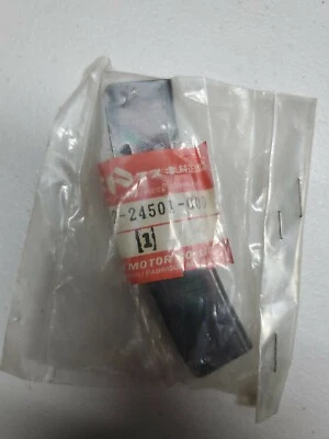 1985 - 1986 铃木 LT250 四轮原始设备制造商 L 前挡泥板侧支架 53122-24501 — 第 1/2 张图片