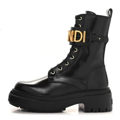FENDI Fendography 图形签名标志袖口皮革摩托车战斗靴 1590 美元 — 第 1/4 张图片