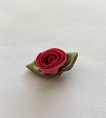 Cinta de Satén Rosas Flores Rosebud Apliques Pequeños Colores Surtidos 36 144 piezas Foto 1 de 3