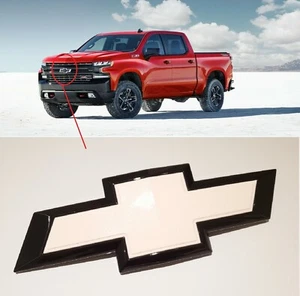 Chevrolet Silverado 1500 2019-2021 pajarilla delantera emblema brillo negro blanco - Imagen 1 de 7