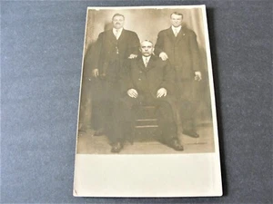 Three Serious Businessmen - 1925 (RPPC) hecho por Queen Studio-Toronto, Canadá. - Imagen 1 de 2