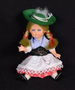 Muñeca de recuerdo de los Alpes suizos de 6"H brazos y piernas articulados de plástico vintage con ojos somnolientos - Imagen 1 de 6