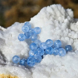 Lote de 28 cuentas de vidrio prensado antiguas vintage azul pórfido pequeñas 4 mm joyería hágalo usted mismo - Imagen 1 de 4