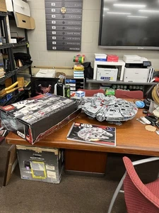 LEGO Star Wars: Ultimate Collector's Millennium Falcon (10179) - Picture 1 of 12