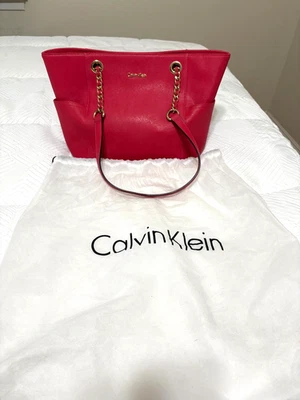Correa de cadena de cuero rojo rosa para mujer Calvin Klein doble asa con bolsa polvorienta Foto 1 de 4