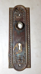 Perilla de puerta de bronce/latón estampada Corbin placa trasera herrajes victorianos antiguos - Imagen 1 de 6