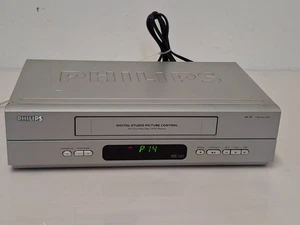 Philips VR150/02 VHS VCR Videoregistratore NON FUNZIONANTE RICAMBI O RIPARARE - Foto 1 di 8