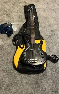 Bajo eléctrico Yamaha RBX200 negro de 4 cuerdas con estuche blando - Imagen 1 de 2