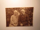 altes Paar mit Brille sitzt im Garten - 19. Juli 1928 / Foto Mohaupt Emden