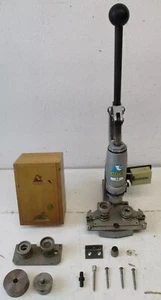 Astor 53 Knopf-Überziehmaschine P24 + P28 (LS-323) - Bild 1 von 15