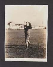 ACTION PIC FOOTBALL PLAYER UNIFORM THROWING PASS OLD/VINTAGE PHOTO SNAPSHOT-C142