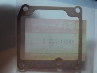 Прокладка поплавковой камеры карбюратора Suzuki RV90 JR80 DS80 LT80 13251-03410 новая из старых запасов от оригинального производителя - Изображение 1 из 4