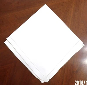 Tovaglioli (2), 20" x 20", bianco su bianco, vaso e fiori in angoli - Foto 1 di 2