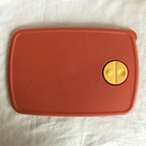 Tupperware 3382A-3 rot orange mit gelber Entlüftung belüftet 11"x7,5" Ersatzdeckel - Bild 1 von 2