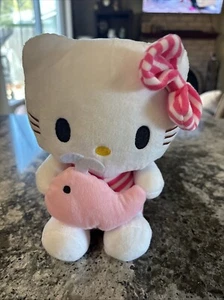Hello Kitty hält Wal Plüsch Fisch Matrosen Kostüm rosa weiß gestreift 7,5 Zoll - Bild 1 von 9