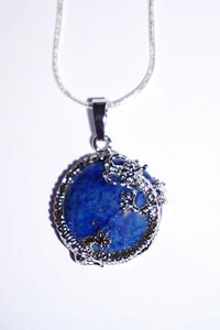 Silberkette mit verziertem Lapislazuli-Anhänger - Bild 1 von 2