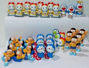 Lotto Kinder indivisibile: DORAEMON 2004 - 31 sogg. doppi + 2 serie complete - Foto 1 di 2