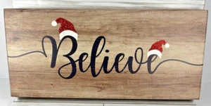 NUOVO Casale Natale Credere Babbo Natale Cappelli Legno Insegna Appendere a Parete Libera Installazione 16" - Foto 1 di 8