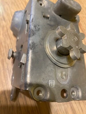 Ford Customline 1955 1956 coche de 4 puertas trasero pasajero pestillo montaje nuevo en stock Foto 1 de 4