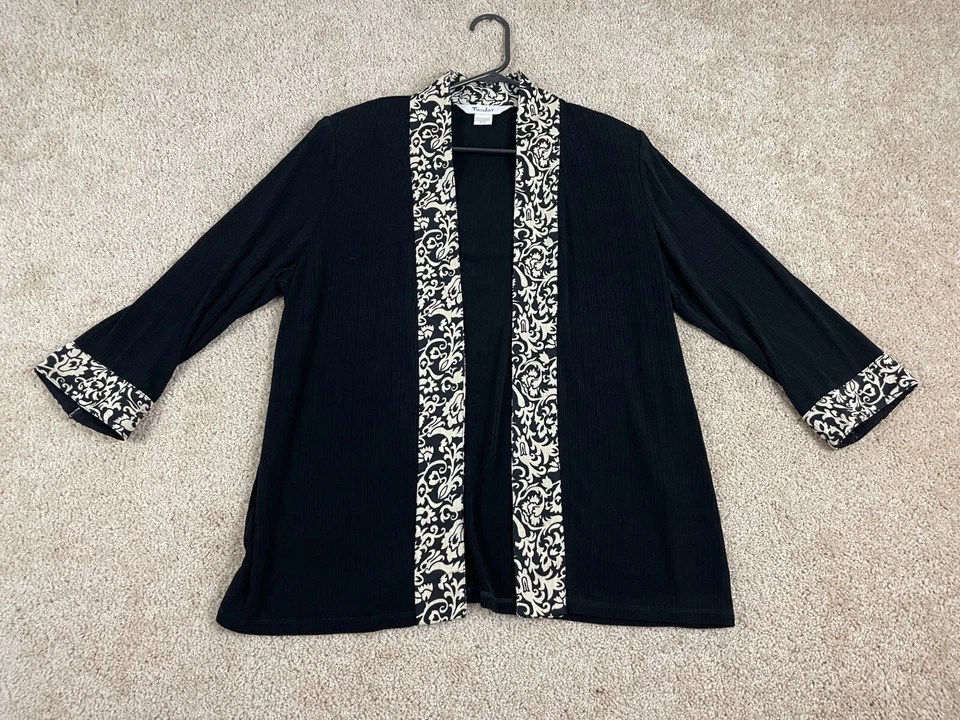 Chaqueta informal TanJay para mujer mediana elástica almohadillas para los hombros frente abierto floral negra Foto 1 de 4