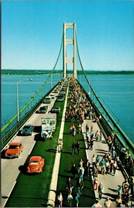 Mackinac Bridge Anual Día del Trabajo Caminata a través del puente Coches Personas Postal - Imagen 1 de 2
