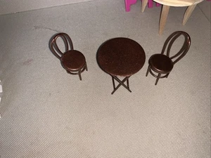 Vintage Puppenhaus Miniatur 1 Tisch 2 Stühle Set Bronze Kupfer Cafe Bistro Zubehör - Bild 1 von 9