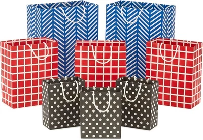 Surtido de bolsas de regalo Hallmark (8 bolsas: 3 pequeñas 6", 3 medianas 9", 2 azules, negras  Foto 1 de 4