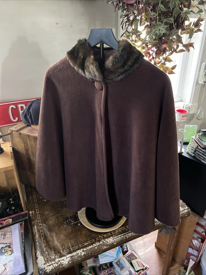 Poncho chal con capa marrón suave forrado de piel sintética EAST 5th para mujer talla única Foto 1 de 4