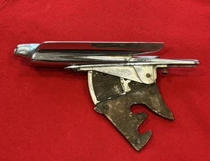 Chiusura ornamento cappuccio Cadillac originale GM vintage 1946 1947 1948 1451010 - Foto 1 di 17