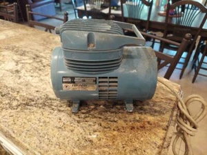 Thomas Airbrush Compressor, Model 905AA18, Used (G), Unused New Hose, - Picture 1 of 8