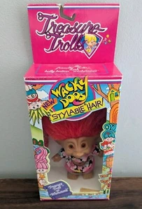 Vintage 1992 Ace Treasure Trolls Wacky Doos Wishstone Puppe rote Haare neu im Karton Neu aus altem Lagerbestand Kleid - Bild 1 von 3