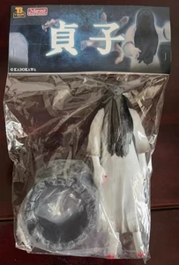 Figura Modelo Sofubi Vinilo T-BASE × Marmit KAIJU ‌Sadako Yamamura Negro Blanco GID - Imagen 1 de 1