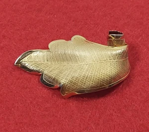 Giovanni Swirled Leaf Brooch Pin Gold Tone Textured Pin 2.25 Inch Signed Vintage - Picture 1 of 4